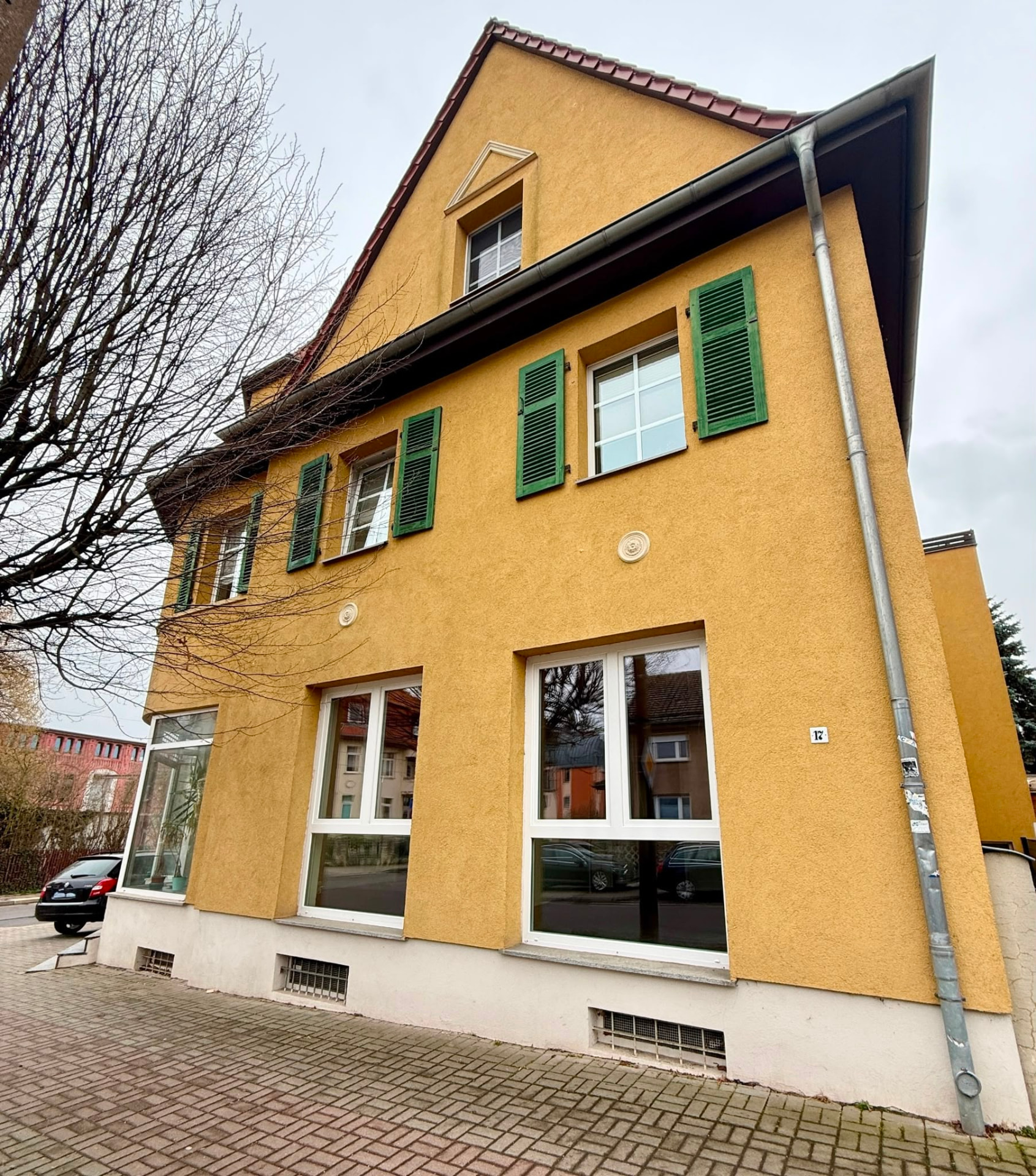 Reale Außenansicht des Gebäudes Erfurter Straße 17 in Apolda mit der Gewerbeeinheit im Erdgeschoss