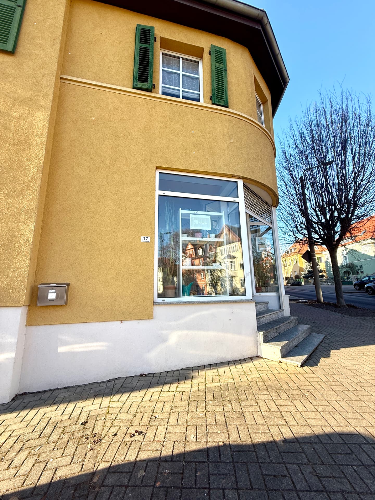 Eingang zur Gewerbeeinheit der Erfurter Straße 17 mit Schaufensterfläche