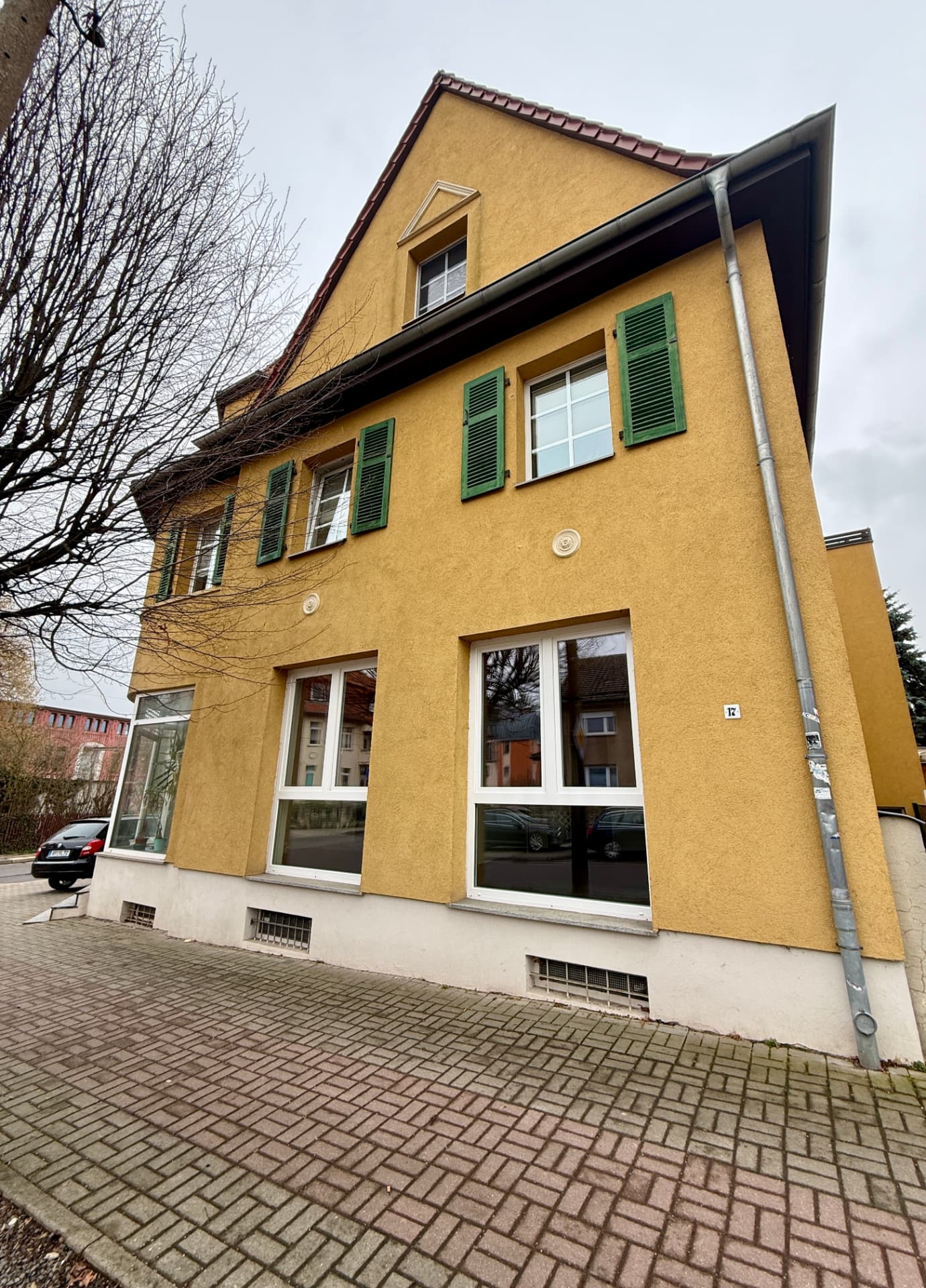 Außenansicht der Erfurter Straße 17 mit den großen Fensterflächen der Gewerbeeinheit im Erdgeschoss