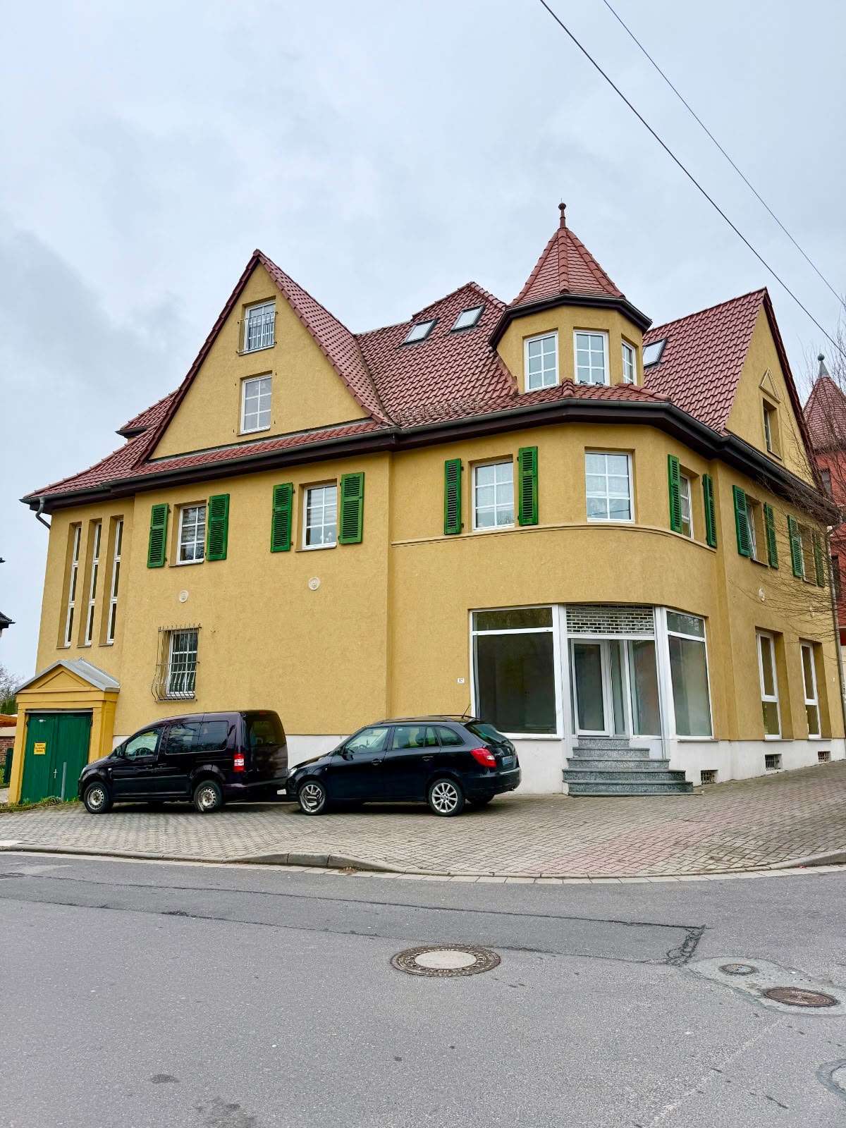 Gesamtansicht des Gebäudes Erfurter Straße 17 in Apolda mit der Gewerbeeinheit im Erdgeschoss