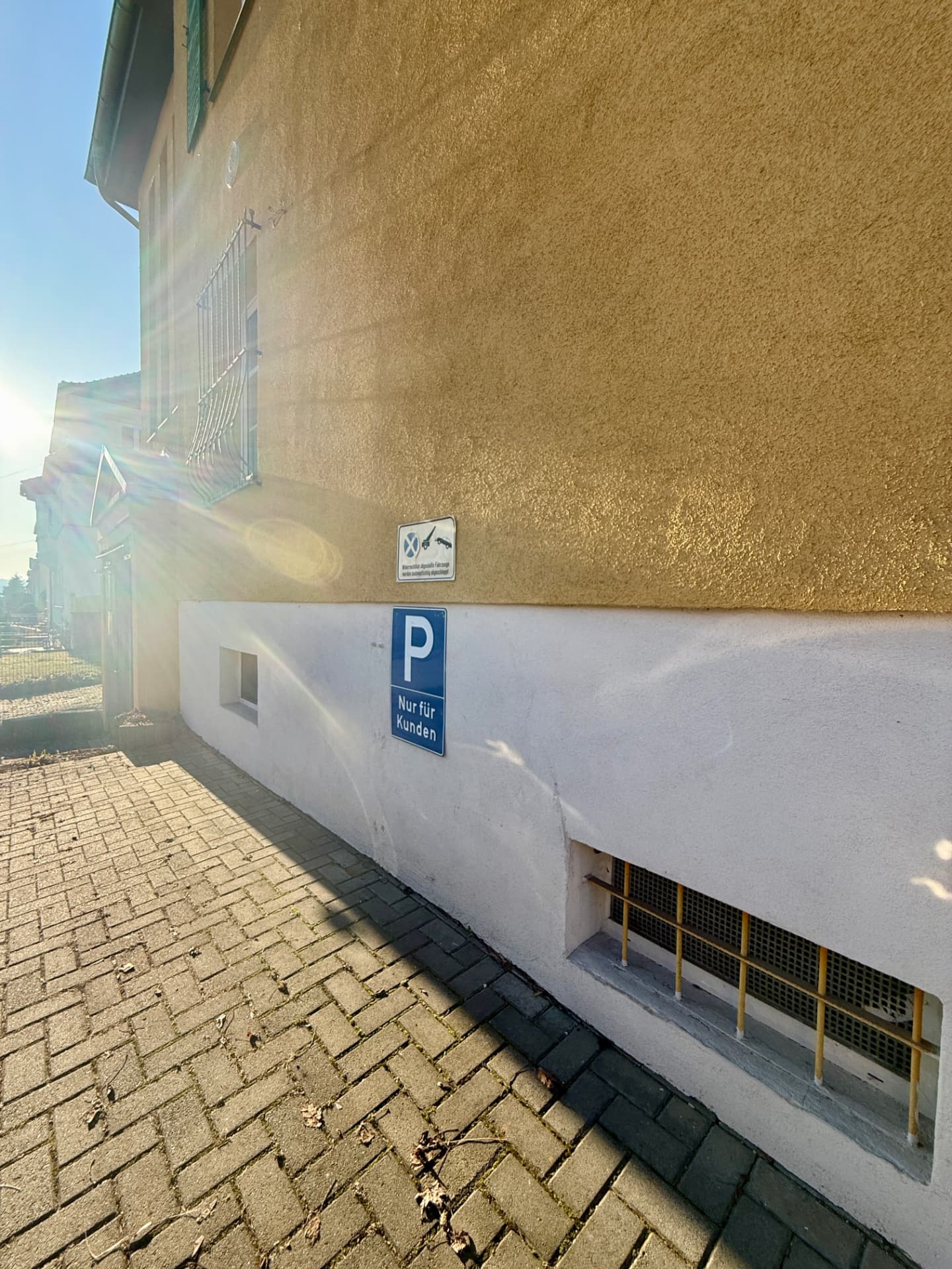 Außenbereich der Erfurter Straße 17 mit den drei zur Gewerbeeinheit gehörenden Stellplätzen